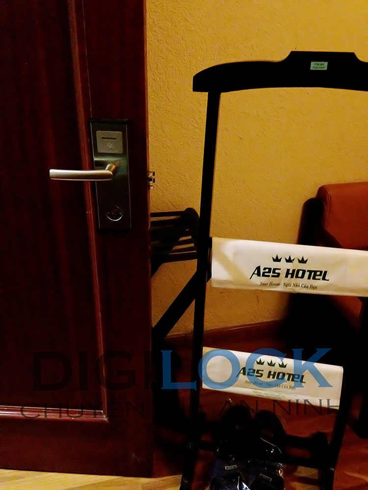 Lắp đặt khóa thẻ từ khách sạn Hune cho khách sạn A25